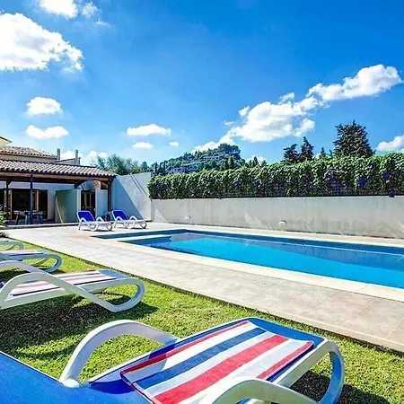 Perfect Location! A Country By Renthousing